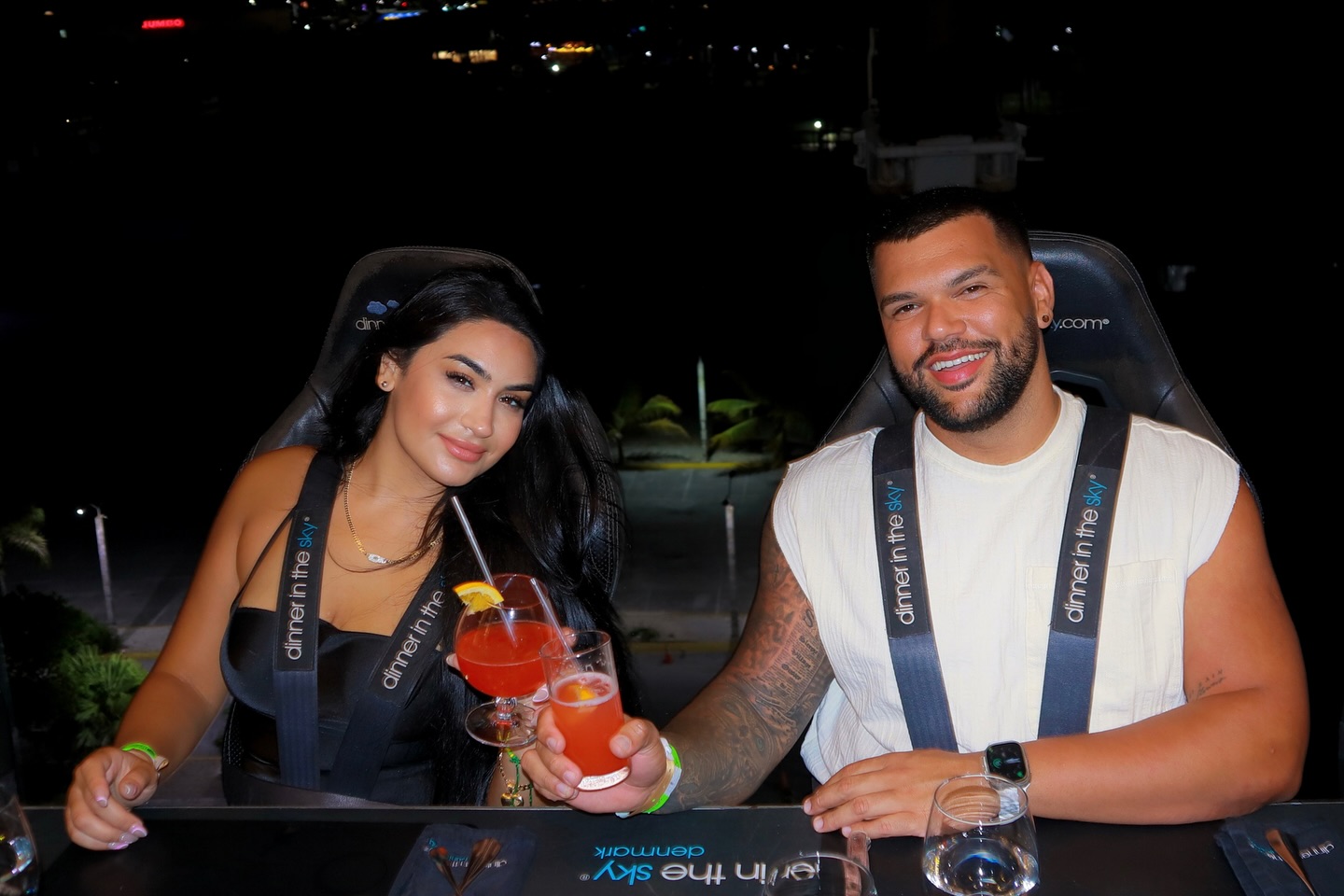 🤔💭magine you and your partner dining among the clouds with a breathtaking view of Punta Cana. 💕Dinner In The Sky offers you a unique experience that will elevate your evening to new heights—literally! 🇩🇴

🫢Imagina tú y tu pareja cenando entre las nubes con una vista impresionante de Punta Cana🏝️. Dinner In The Sky te ofrece una experiencia única que elevará tu velada a nuevas alturas, ¡literalmente!😳